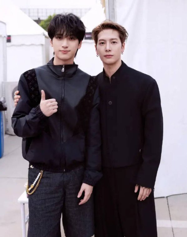 股票配资炒股 严浩翔晒与王嘉尔合照 二人打扮潮酷帅气逼人