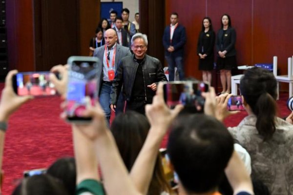 吉林炒股配资平台 美国解禁H20芯片AB面, 黄仁勋一年三次来华的“芯”事